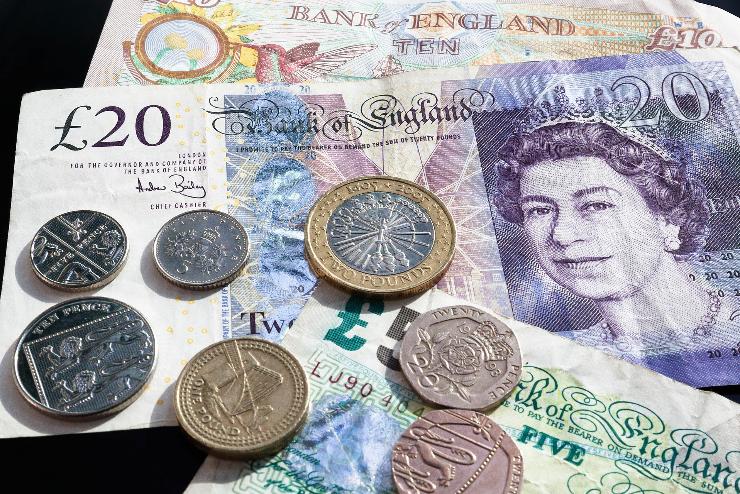 Hatalmas változások a briteknél: Cserélik az összes brit bankjegyet, pénzérmét, de még a himnusz szövege is változik
