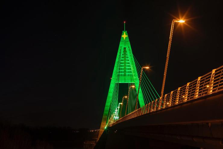 Óriási karácsonyfát varázsol a Megyeri hídból a Magyar Közút