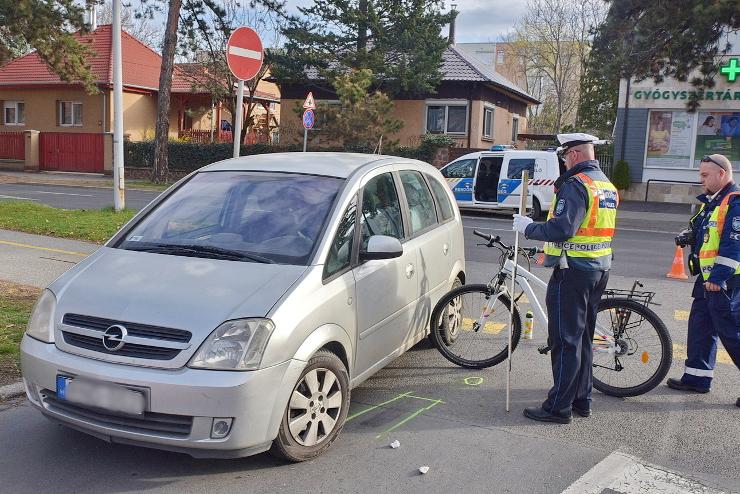 Megsérült a diáklány, aki forgalommal szembe kerékpározott és Opelbe hajtott