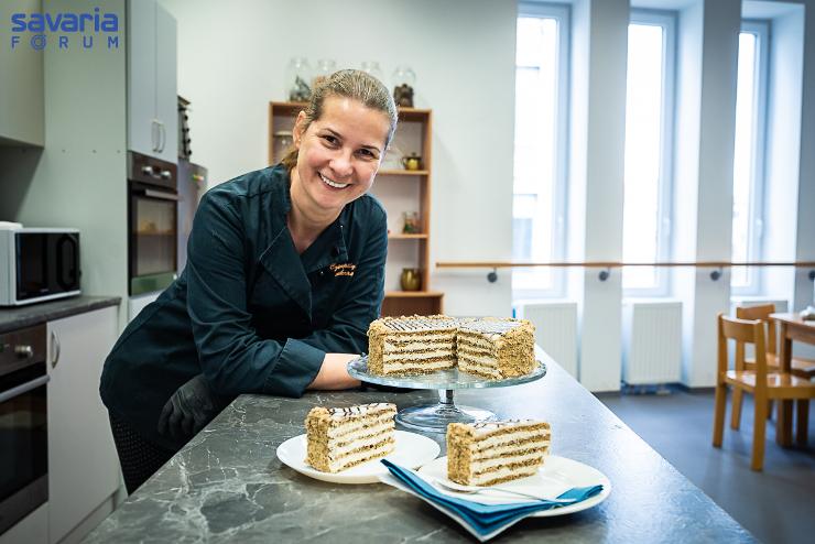 Elegáns és megunhatatlan: Hagyományos Esterházy-tortát készítettünk Czömpöly Eleonóra cukrászmesterrel