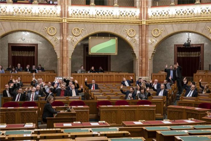 Határozatképtelen volt az akkumulátorgyárakról szóló parlamenti ülés: a kormánypárt képviselői nem vettek részt 