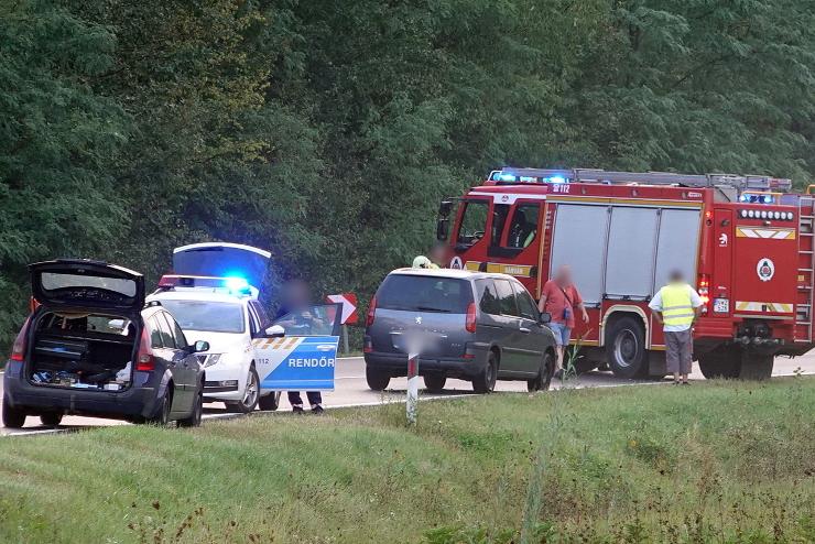 Elhajtott az okozó, miután Peugeot-val ütközött felhőszakadásban a Skoda - megtalálták a rendőrök.