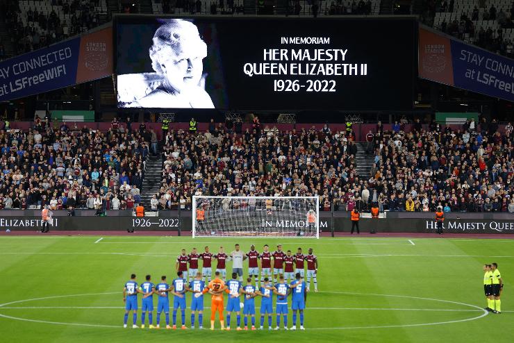 Gyászszünettel és félárbócra eresztett zászlóval emlékeztek II. Erzsébetre a Manchester United meccsén