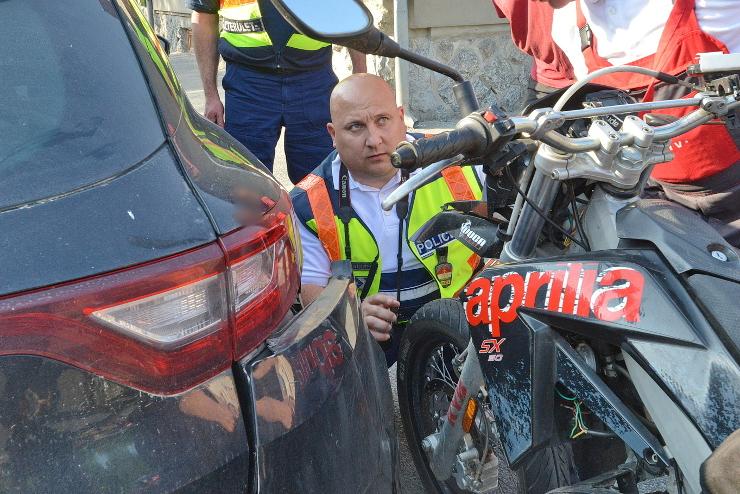 Renault oldalának ütközött egy segédmotoros kerékpár
