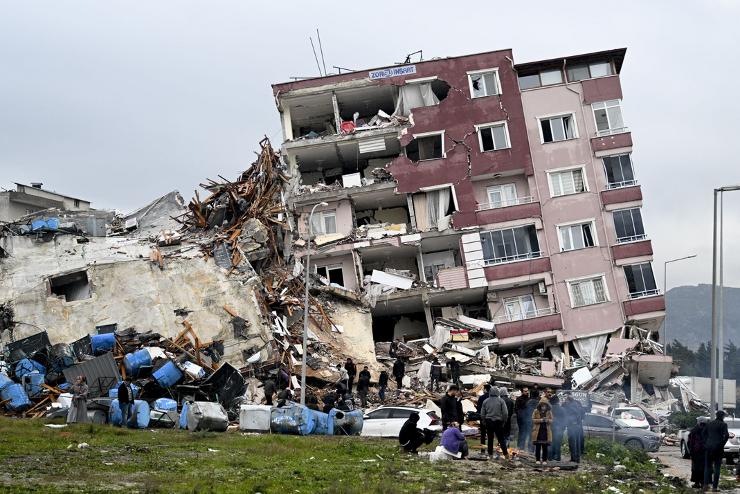 A törökországi és szíriai földrengés halálos áldozatainak száma átlépte a 30 ezret