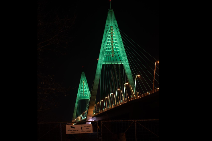 Újra karácsonyfaként világít a megyeri híd