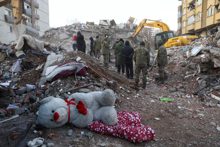 Meghaladta a 15 ezret a törökországi földrengés áldozatainak a száma