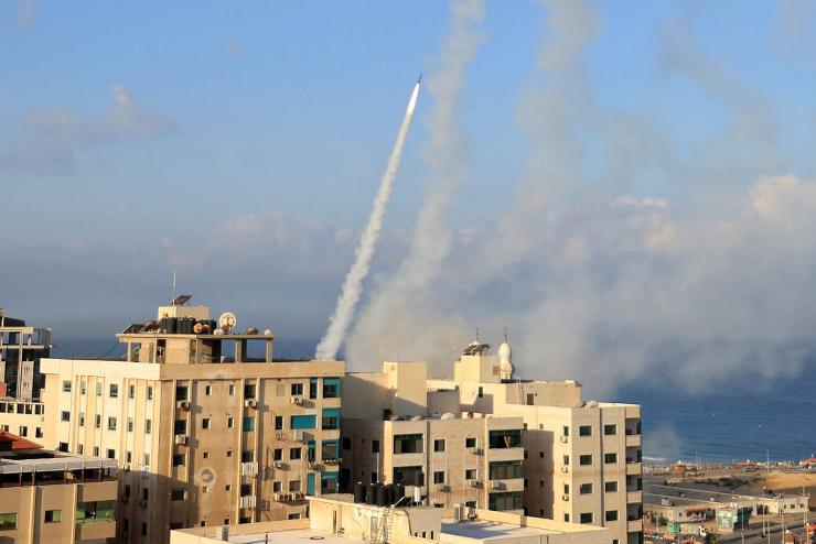 Rakétaeső zúdult Izrael déli és középső részére a Gázai övezetből, izraeli katonákat ejtettek túszul