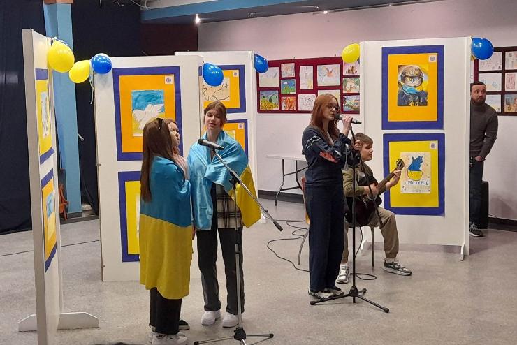 A háború nem rabolhatja el a gyermekkorunkat: ukrán gyermekek rajzaiból nyílt kiállítás 