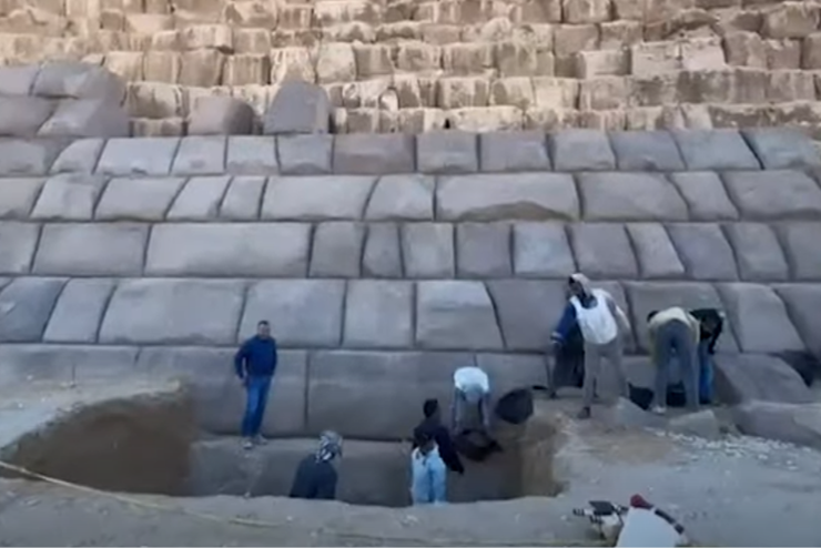 gy jtjk fel az egyik piramist Gzban, hogy j rteggel vonjk be (VIDE) 