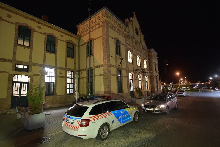 Két helyre jelentett be bombát utcai fülkéből egy ismeretlen Körmenden - vasútállomást és lakóépületet nevezett meg