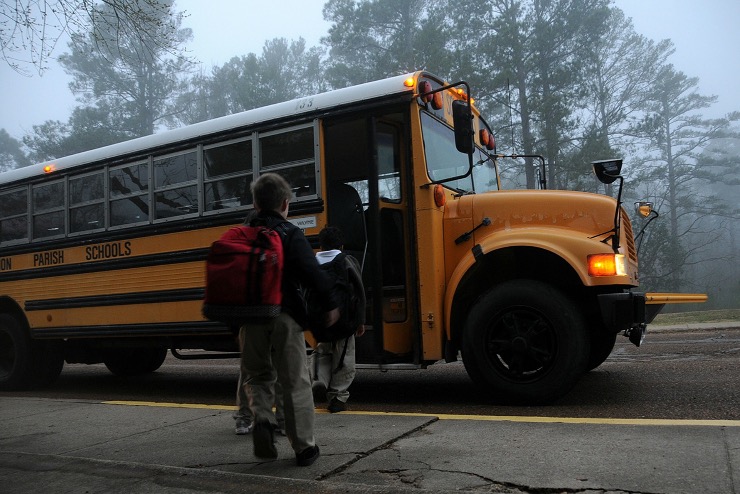 Iskolabuszra nyitott tzet egy frfi Koszovban, dikok s a sofr is meghalt