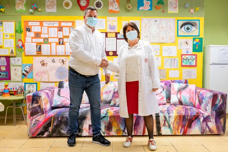 Műalkotássá változott kanapét kapott a Markusovszky kórház gyermekosztálya