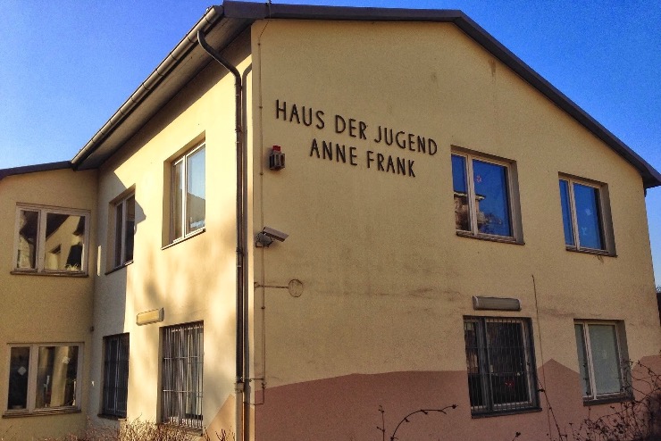 Ki árulta el Anna Frankot?