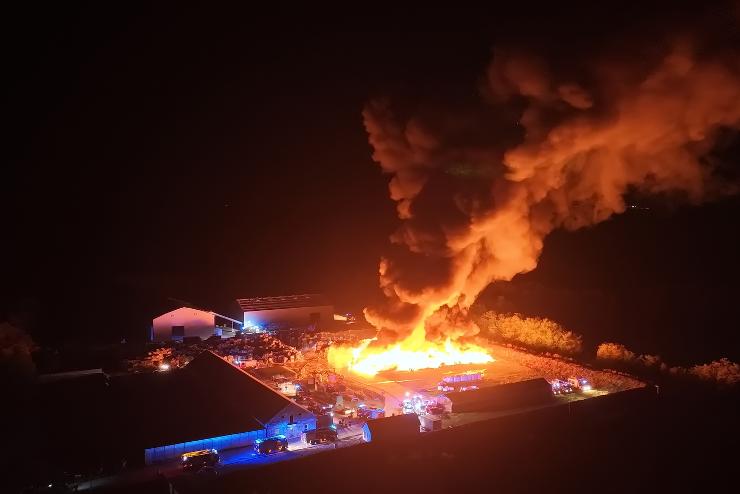 Hatalmas tűz ütött ki egy műanyaghulladék-feldolgozóban Szemenyénél (fotóval frissítve)