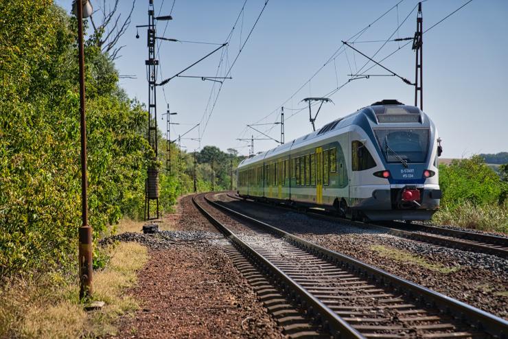 Kalandokra felkészülni: év végéig felújítanak a Budapest-Tatabánya-Győr vasút fővonalon
