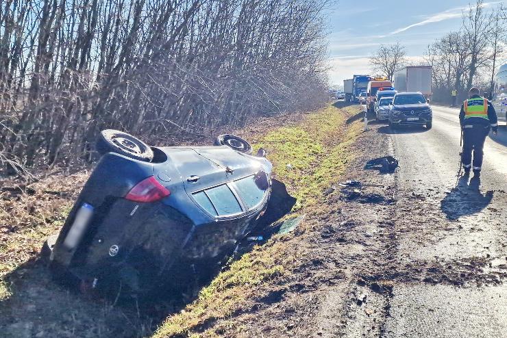 Kamiont elztt, az rokban landolt egy Toyota a 87-es fton