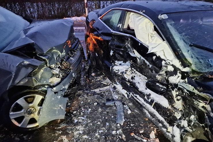 Négyen megsérültek, amikor megcsúszott a jeges úton egy Audi a 87-esen