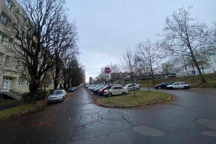 Áprilisban kezdődik a Bartók Béla körút leharcolt parkolójának felújítása