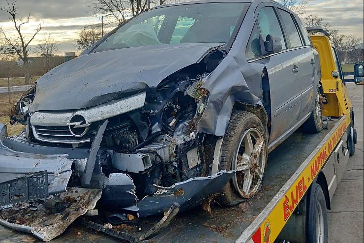 Életveszélyesen megsérült egy sofőr Kenyerinél, miután kiegyenesített egy éles kanyart