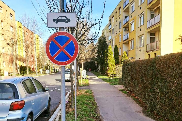 Megllni tilos tblk kerltek a szombathelyi Kroly Rbert utcba