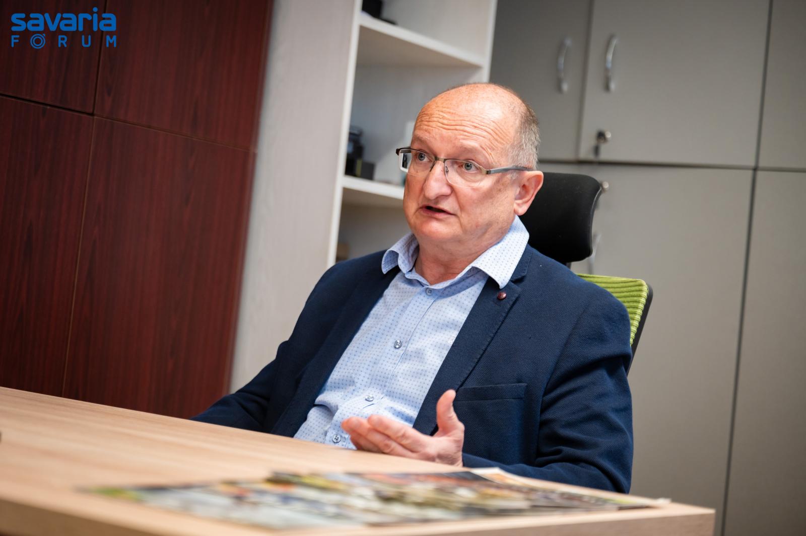 Rápli Róbert: a politikus szolgálja az embereket